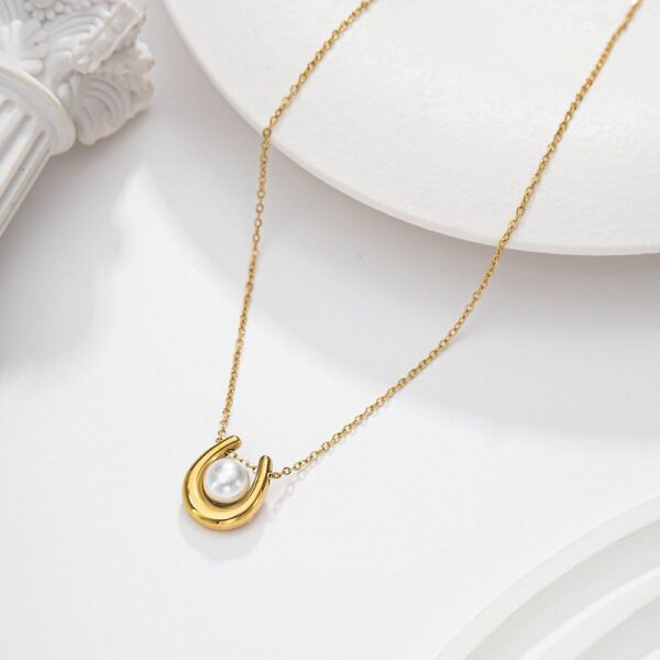 Pearl Horseshoe